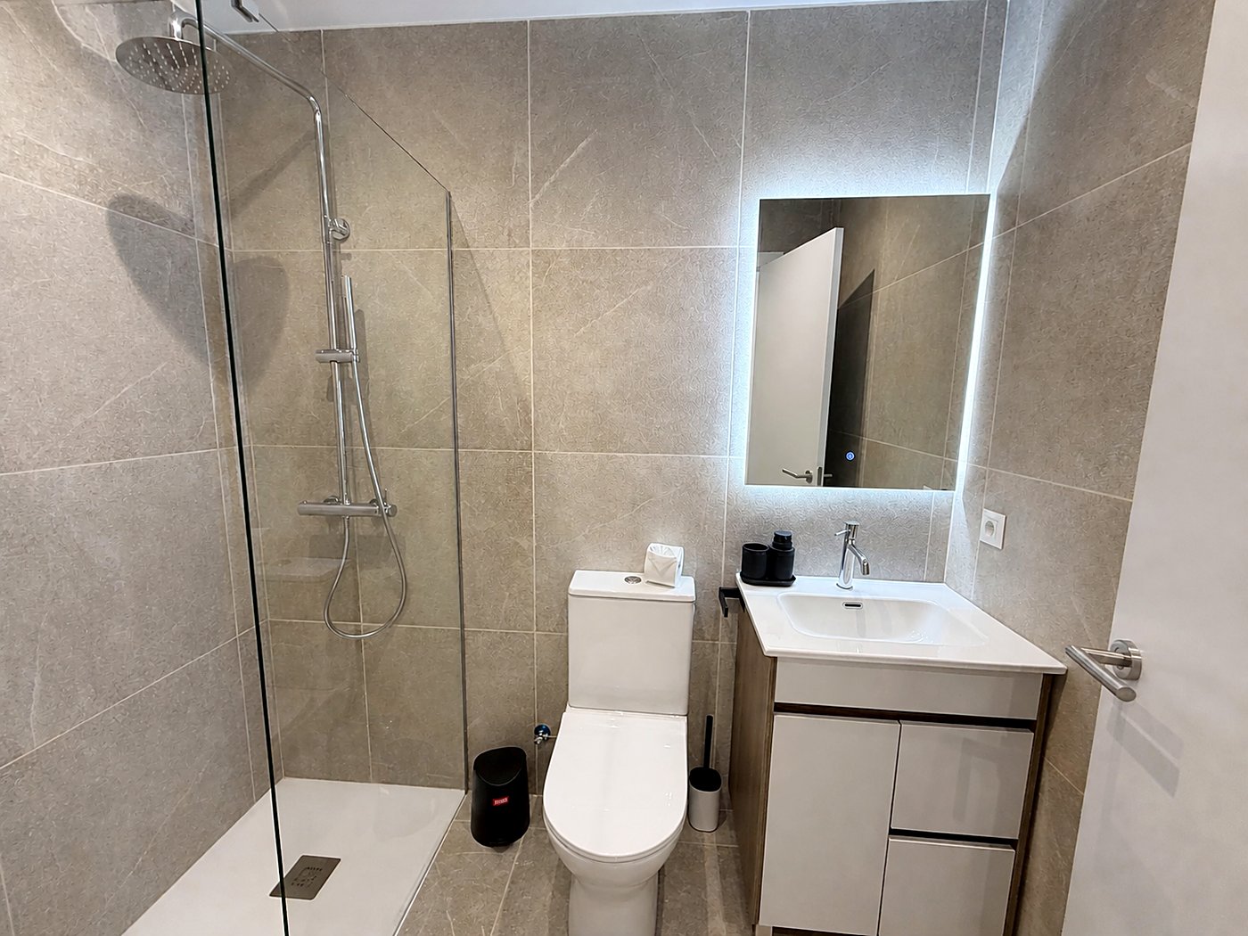 Bano privado completo con ducha de obra