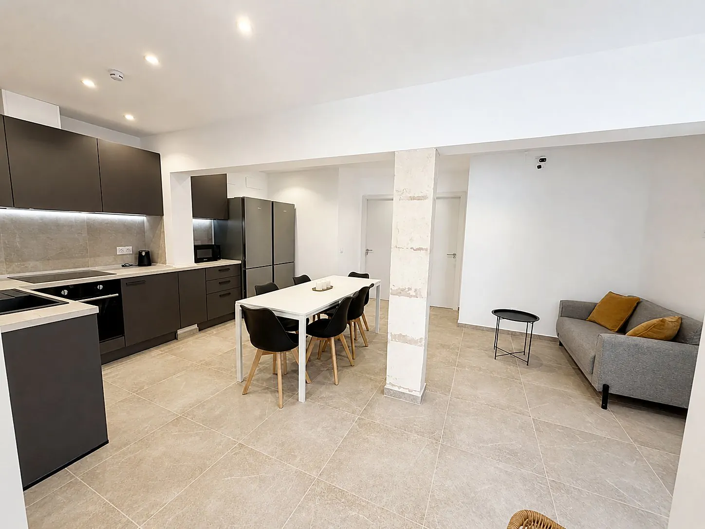 Salón y comedor común de Puro Coliving