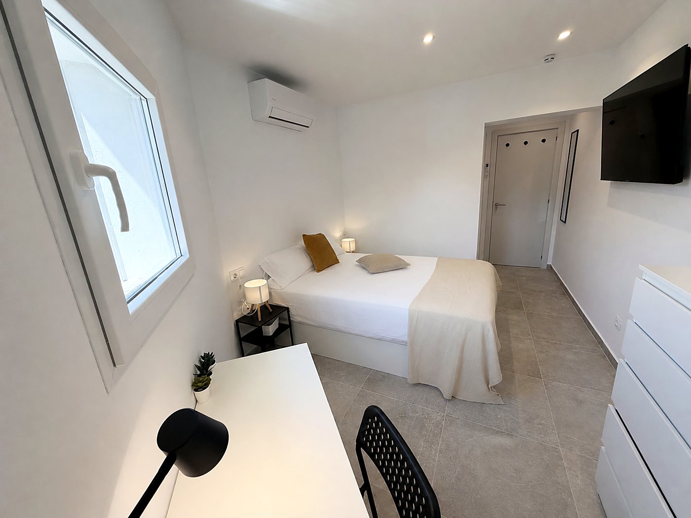 Escritorio de trabajo en habitacion de Puro Coliving